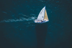 Photo prise par drone d'un bateau